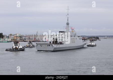 Hafenschlepper führen die französische Marinefregatte FS AQUITAINE (D650) zu einem Liegeplatz in der Marinebasis Stockfoto