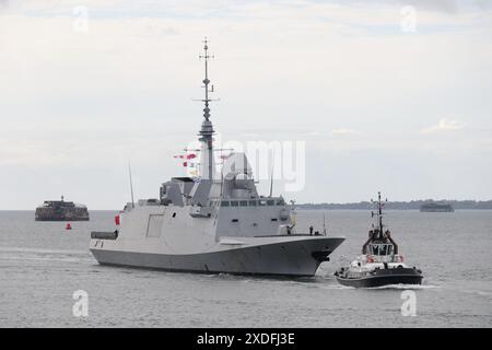 Die französische Marinefregatte FS AQUITAINE (D650) nähert sich der Marinebasis Stockfoto