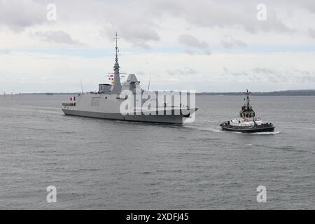 Die französische Marinefregatte FS AQUITAINE (D650) nähert sich der Marinebasis Stockfoto