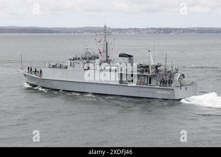 Der ukrainische Minenarbeiter UKS TSCHERNIHIV (M310) verlässt die Marinestützung, um sein Versuchsprogramm fortzusetzen Stockfoto