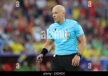 Köln, Deutschland. Juni 2024. Fußball: UEFA Euro 2024, Europameisterschaft, Belgien - Rumänien, Vorrunde, Gruppe E, Spieltag 2, Köln Stadium, Schiedsrichter Szymon Marciniak in Aktion. Quelle: Rolf Vennenbernd/dpa/Alamy Live News Stockfoto