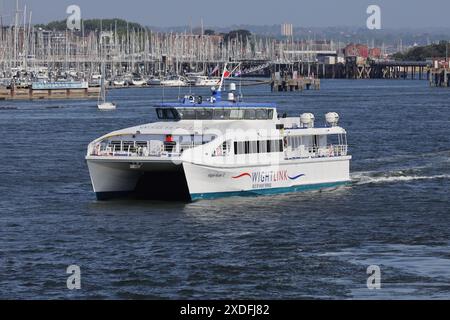 Die Wightlink-Passagierfähre WIGHT RYDER II verlässt das Festland in Richtung Ryde, Isle of Wight Stockfoto