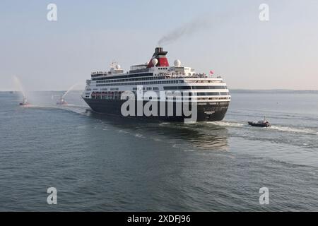 Schlepper begleiten das Kreuzfahrtschiff der Compagnie Francoise de Croisières MS RENAISSANCE, das nach der ersten Abfahrt aus der Stadt fährt Stockfoto