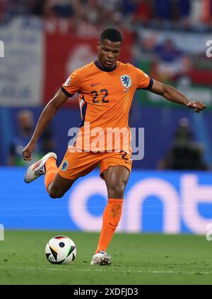 LEIPZIG, DEUTSCHLAND - 21. JUNI: Denzel Dumfries aus den Niederlanden läuft mit einem Ball während des Gruppenspiels der UEFA EURO 2024 zwischen den Niederlanden und Frankreich am 21. Juni 2024 im Fußballstadion Leipzig. © diebilderwelt / Alamy Stock Stockfoto