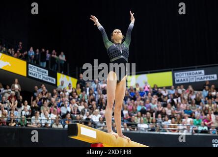 ROTTERDAM - Naomi Visser am Strahl während des Olympischen Qualifikationswettbewerbs bei der Nationalen Turnermeisterschaft in Ahoy Rotterdam. ANP IRIS VAN DEN BROEK Stockfoto