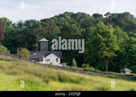 Beeindruckendes Herrenhaus mit Turm in ländlicher Umgebung in Biddulph Staffordshire, England. Juni 2024 Stockfoto