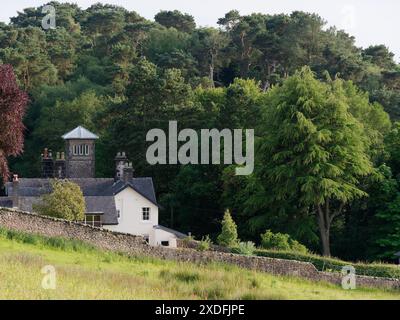 Beeindruckendes Herrenhaus mit Turm in ländlicher Umgebung in Biddulph Staffordshire, England. Juni 2024 Stockfoto