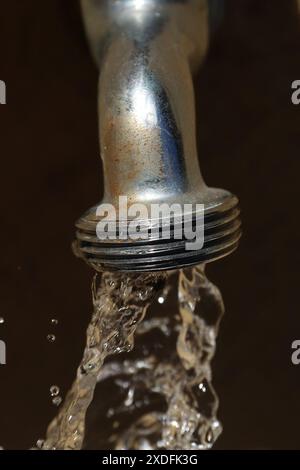 Gefrorenes Wasser folgt aus dem Wasserhahn Stockfoto