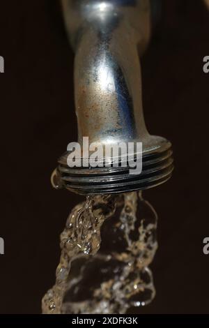 Gefrorenes Wasser folgt aus dem Wasserhahn Stockfoto