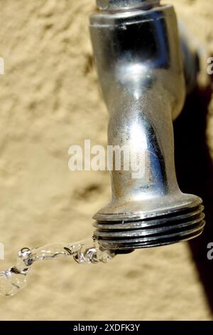 Gefrorenes Wasser folgt aus dem Wasserhahn Stockfoto