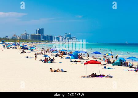 Menschen, die an einem heißen Tag in Playa Miami Beach, South Beach, Miami Beach, Florida, USA, sonnen Stockfoto