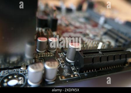 High-Tech-Elektronik. Mikroelektronik auf der Platine. Konzentriert sich auf Kondensatoren. Stockfoto