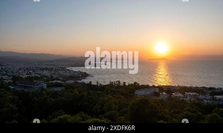 Griechenland. Insel Kreta, Panoramablick auf den Sonnenuntergang über Chania Stadt und Ägäis vom Akrotiri Hügel und Venizelos Gräber Stockfoto