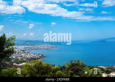 Insel Kreta, Panoramablick über der Altstadt von Chania, Griechenland. Traditionelle historische Stadt, Blick auf Akrotiri vom Park mit Kiefern und Venizelos-Grab Stockfoto