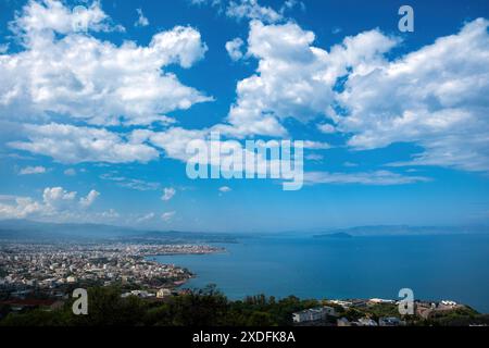 Insel Kreta, Panoramablick über der Altstadt von Chania, Griechenland. Traditionelle historische Stadt, Blick auf Akrotiri vom Park mit Kiefern und Venizelos-Grab Stockfoto