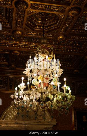 Sinaia, Rumänien - 26. August 2022: Farbenfrohe Glasanhänger Kronleuchter oder Lampe aus weltberühmtem Murano-Glas im Schloss Peles. Das reiche Interio Stockfoto