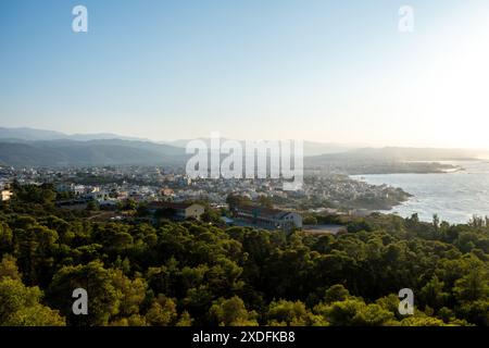 Griechenland. Insel Kreta, Panoramablick auf Chania und Ägäis vom Hügel Akrotiri und den Gräbern von Venizelos Stockfoto