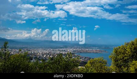 Insel Kreta, Panoramablick über der Altstadt von Chania, Griechenland. Traditionelle historische Stadt, Blick auf Akrotiri vom Park mit Kiefern und Venizelos-Grab Stockfoto