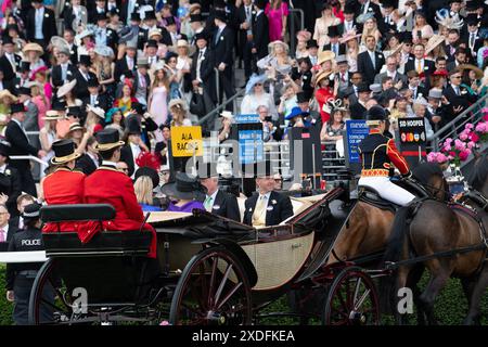 Ascot, Großbritannien. Juni 2024. Jamie Snowden (R) und seine Frau kommen zusammen mit Willie Mullins und seiner Frau auf der Ascot Racecourse in Berkshire in der königlichen Prozession an. Quelle: Maureen McLean/Alamy Live News Stockfoto