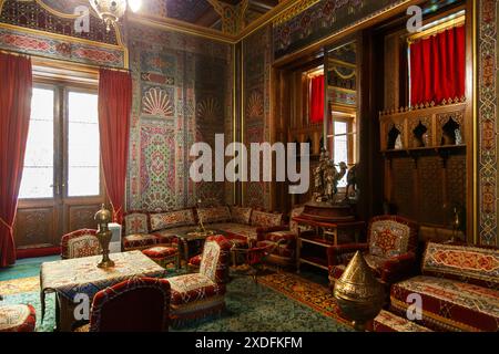 Sinaia, Rumänien - 26. August 2022: Türkischer Raum oder türkischer Saal im Schloss Peles. Das reiche Innere des Peles Nationalmuseums in Sin Stockfoto