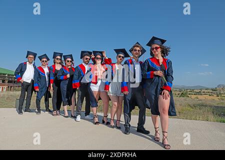 Studenten der Universität, die an der Abschlussfeier teilnehmen. Stockfoto