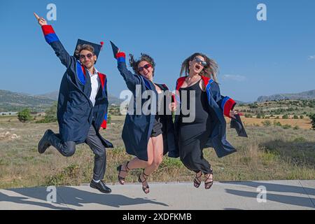 Universitätsstudenten feiern ihren Abschluss. Stockfoto