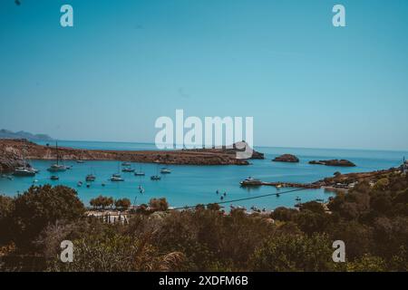 Die Bucht ist voller verschiedener Arten von Booten Stockfoto