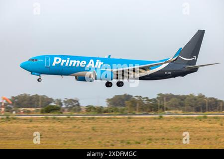 Amazon Prime Air (ASL Airlines Ireland) Boeing 737-86Q(SF)(WL) (REG: EI-AZE) Landebahn 31 nach Sonnenuntergang. Stockfoto