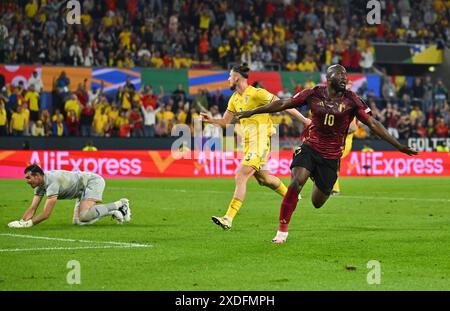 Köln, Deutschland. Juni 2024. Fußball: Europameisterschaft, Belgien - Rumänien, UEFA Euro 2024, Vorrunde, Gruppe E, Spieltag 2 im Kölner Stadion feiert der belgische Romelu Lukaku (r), nachdem er ein Tor von 2-0 erzielt hat, das aber nicht gegeben wurde. Quelle: Marius Becker/dpa/Alamy Live News Stockfoto