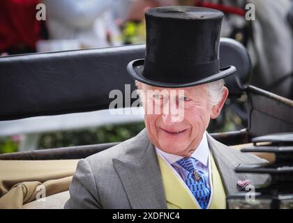 König Karl III. Lächelt während der königlichen Prozession in Royal Ascot, England, Großbritannien Stockfoto