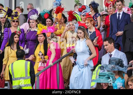 Rennfahrer und Zuschauer beobachten die Pferderennen von den Tribünen in Royal Ascot, England, Großbritannien Stockfoto