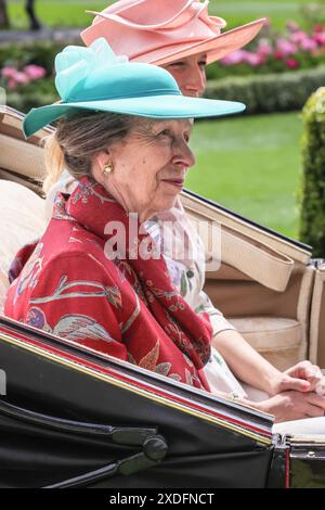 Anne, die Prinzessin Royal, lächelt in der Kutsche während der königlichen Prozession, Royal Ascot, England Stockfoto