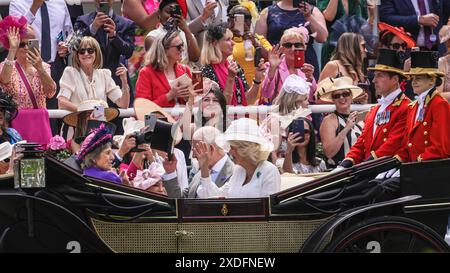 Ascot, Berkshire, Großbritannien. Juni 2024. König Karl III. Und Königin Camilla in ihrer Kutsche. Die königliche Prozession mit Mitgliedern der königlichen Familie und Stockfoto