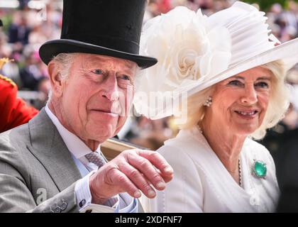 König Karl III. Im Tophut mit Königin Camilla, lächelnd in der königlichen Prozession, Royal Ascot, England Stockfoto