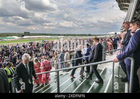 Rennfahrer und Zuschauer beobachten die Pferderennen von den Tribünen in Royal Ascot, England, Großbritannien Stockfoto
