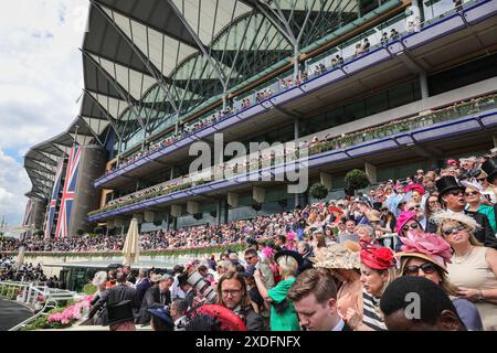 Rennfahrer und Zuschauer beobachten die Royal Parade von den Tribünen in Royal Ascot, England, Großbritannien Stockfoto