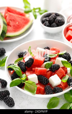 Wassermelonensalat mit Fetakäse, brombeere und frischem Basilikum Stockfoto