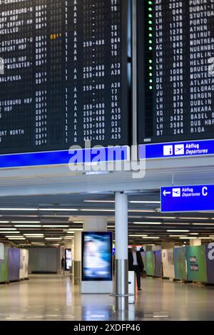 Frankfurt International Airport, Deutschland - 19. Februar 2024: Innenansicht eines Abflugsteigs am Flughafen mit einer digitalen Fluginformationsanzeige Stockfoto