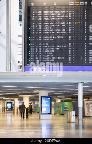 Frankfurt International Airport, Deutschland - 19. Februar 2024: Innenansicht eines Abflugsteigs am Flughafen mit einer digitalen Fluginformationsanzeige Stockfoto