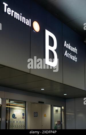 Internationaler Flughafen Frankfurt - 19. Februar 2024: Nahaufnahme des Eingangs zum Terminal B mit einem Schild mit Ankunft und Ankunft Stockfoto