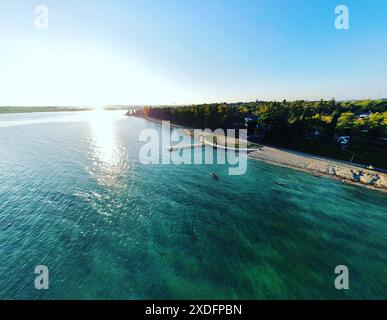 Gardasee, Peschiera del Garda, Italien, Europa, siehe, Wasser, Strand, Sonnenuntergang, Natur, Erholung, Tourismus, Urlaub, Sommer, Landschaft, kristallklares Wasser, Badegäste, Spaziergang, Promenade, Pier, Boote, Grünflächen, Bäume, Campingplatz, Freizeit, Aussicht, Seeufer, Entspannung, Wassersport, historische Stadt, Sehenswürdigkeiten, Unterkunft, Ferien, Urlaubsziel, Norditalien, Sonnenstrahlen, Naturparadies, malerische Umgebung, Reisefotografie, Drohnenaufnahme, Klimawandel, Wasserqualität, Überfüllung, nachhaltiger Tourismus, Umweltschutz, Anwohnerproteste, Verkehr, Tourismusindustrie, Stockfoto