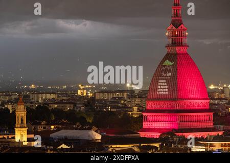 Alcune immagini della Mole Antonelliana illuminata per i 10 anni di Langhe Monferrato Patrimonio dell'UNESCO presso Torino, Italia - Cronaca - Sabato 22 Giugno 2024 - (Foto Giacomo Longo/LaPresse) einige Bilder des Mole Antonelliana beleuchtet zum 10. Jahrestag des UNESCO-Weltkulturerbes Langhe Monferrato nahe Turin, Italien - News - Samstag, 22. Juni 2024 - (Foto Giacomo Longo/LaPresse) Credit: LaPresse/Alamy Live News Stockfoto