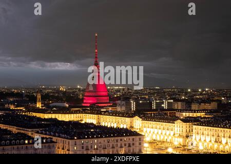 Alcune immagini della Mole Antonelliana illuminata per i 10 anni di Langhe Monferrato Patrimonio dell'UNESCO presso Torino, Italia - Cronaca - Sabato 22 Giugno 2024 - (Foto Giacomo Longo/LaPresse) einige Bilder des Mole Antonelliana beleuchtet zum 10. Jahrestag des UNESCO-Weltkulturerbes Langhe Monferrato nahe Turin, Italien - News - Samstag, 22. Juni 2024 - (Foto Giacomo Longo/LaPresse) Credit: LaPresse/Alamy Live News Stockfoto