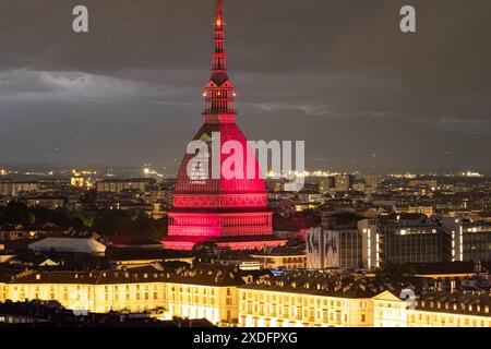 Alcune immagini della Mole Antonelliana illuminata per i 10 anni di Langhe Monferrato Patrimonio dell'UNESCO presso Torino, Italia - Cronaca - Sabato 22 Giugno 2024 - (Foto Giacomo Longo/LaPresse) einige Bilder des Mole Antonelliana beleuchtet zum 10. Jahrestag des UNESCO-Weltkulturerbes Langhe Monferrato nahe Turin, Italien - News - Samstag, 22. Juni 2024 - (Foto Giacomo Longo/LaPresse) Credit: LaPresse/Alamy Live News Stockfoto