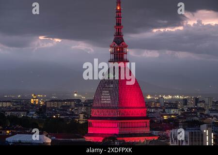 Alcune immagini della Mole Antonelliana illuminata per i 10 anni di Langhe Monferrato Patrimonio dell'UNESCO presso Torino, Italia - Cronaca - Sabato 22 Giugno 2024 - (Foto Giacomo Longo/LaPresse) einige Bilder des Mole Antonelliana beleuchtet zum 10. Jahrestag des UNESCO-Weltkulturerbes Langhe Monferrato nahe Turin, Italien - News - Samstag, 22. Juni 2024 - (Foto Giacomo Longo/LaPresse) Credit: LaPresse/Alamy Live News Stockfoto