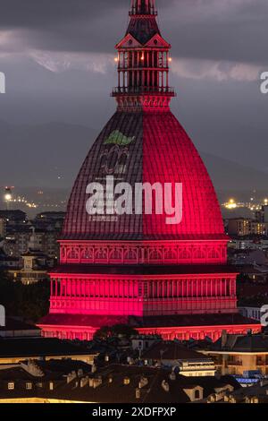 Alcune immagini della Mole Antonelliana illuminata per i 10 anni di Langhe Monferrato Patrimonio dell'UNESCO presso Torino, Italia - Cronaca - Sabato 22 Giugno 2024 - (Foto Giacomo Longo/LaPresse) einige Bilder des Mole Antonelliana beleuchtet zum 10. Jahrestag des UNESCO-Weltkulturerbes Langhe Monferrato nahe Turin, Italien - News - Samstag, 22. Juni 2024 - (Foto Giacomo Longo/LaPresse) Credit: LaPresse/Alamy Live News Stockfoto