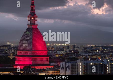 Alcune immagini della Mole Antonelliana illuminata per i 10 anni di Langhe Monferrato Patrimonio dell'UNESCO presso Torino, Italia - Cronaca - Sabato 22 Giugno 2024 - (Foto Giacomo Longo/LaPresse) einige Bilder des Mole Antonelliana beleuchtet zum 10. Jahrestag des UNESCO-Weltkulturerbes Langhe Monferrato nahe Turin, Italien - News - Samstag, 22. Juni 2024 - (Foto Giacomo Longo/LaPresse) Credit: LaPresse/Alamy Live News Stockfoto