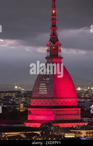 Alcune immagini della Mole Antonelliana illuminata per i 10 anni di Langhe Monferrato Patrimonio dell'UNESCO presso Torino, Italia - Cronaca - Sabato 22 Giugno 2024 - (Foto Giacomo Longo/LaPresse) einige Bilder des Mole Antonelliana beleuchtet zum 10. Jahrestag des UNESCO-Weltkulturerbes Langhe Monferrato nahe Turin, Italien - News - Samstag, 22. Juni 2024 - (Foto Giacomo Longo/LaPresse) Credit: LaPresse/Alamy Live News Stockfoto