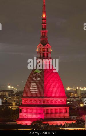 Alcune immagini della Mole Antonelliana illuminata per i 10 anni di Langhe Monferrato Patrimonio dell'UNESCO presso Torino, Italia - Cronaca - Sabato 22 Giugno 2024 - (Foto Giacomo Longo/LaPresse) einige Bilder des Mole Antonelliana beleuchtet zum 10. Jahrestag des UNESCO-Weltkulturerbes Langhe Monferrato nahe Turin, Italien - News - Samstag, 22. Juni 2024 - (Foto Giacomo Longo/LaPresse) Credit: LaPresse/Alamy Live News Stockfoto