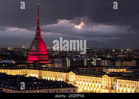 Alcune immagini della Mole Antonelliana illuminata per i 10 anni di Langhe Monferrato Patrimonio dell'UNESCO presso Torino, Italia - Cronaca - Sabato 22 Giugno 2024 - (Foto Giacomo Longo/LaPresse) einige Bilder des Mole Antonelliana beleuchtet zum 10. Jahrestag des UNESCO-Weltkulturerbes Langhe Monferrato nahe Turin, Italien - News - Samstag, 22. Juni 2024 - (Foto Giacomo Longo/LaPresse) Credit: LaPresse/Alamy Live News Stockfoto